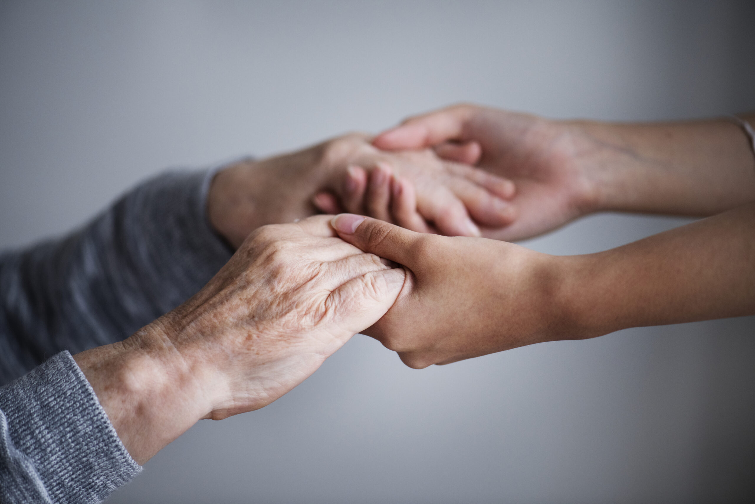 Confiance et accompagnement au quotidien, mains tenues avec bienveillance
